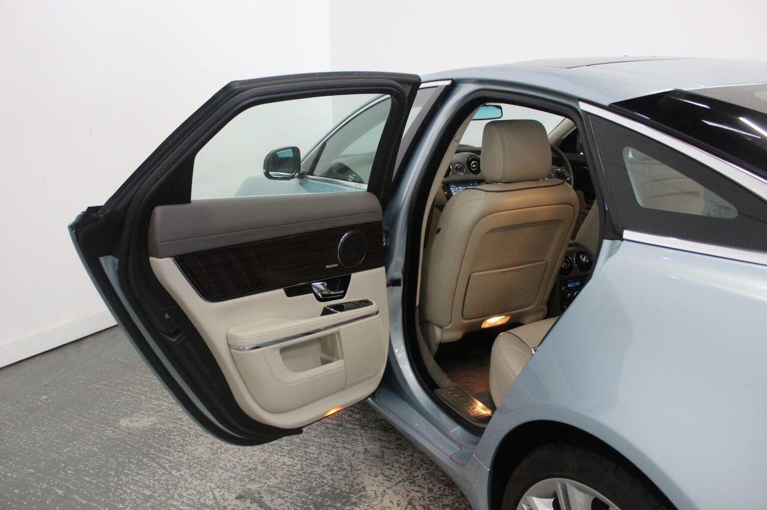 Used Jaguar XJ 2011 for sale - 77977146: Photo 28