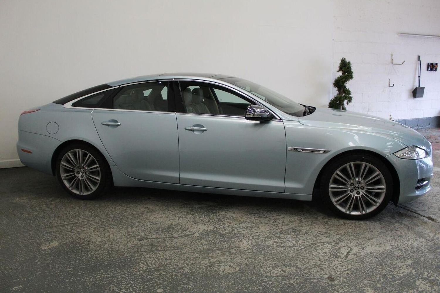 Used Jaguar XJ 2011 for sale - 77977146: Photo 4