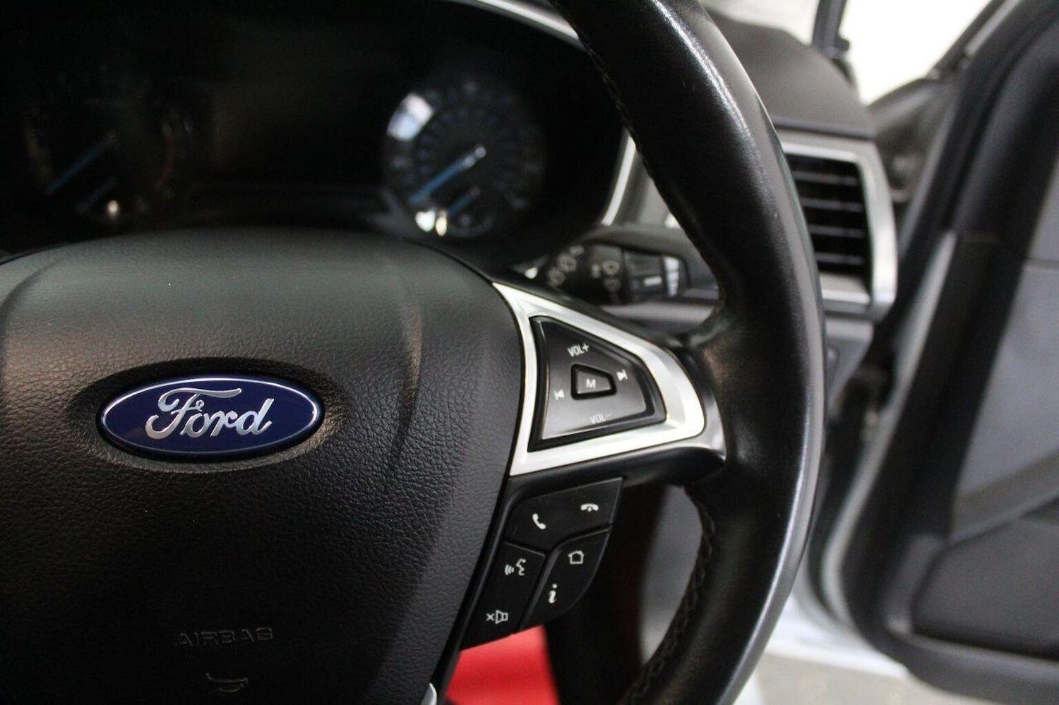 Used Ford Mondeo 2015 for sale - 76192617: Photo 45