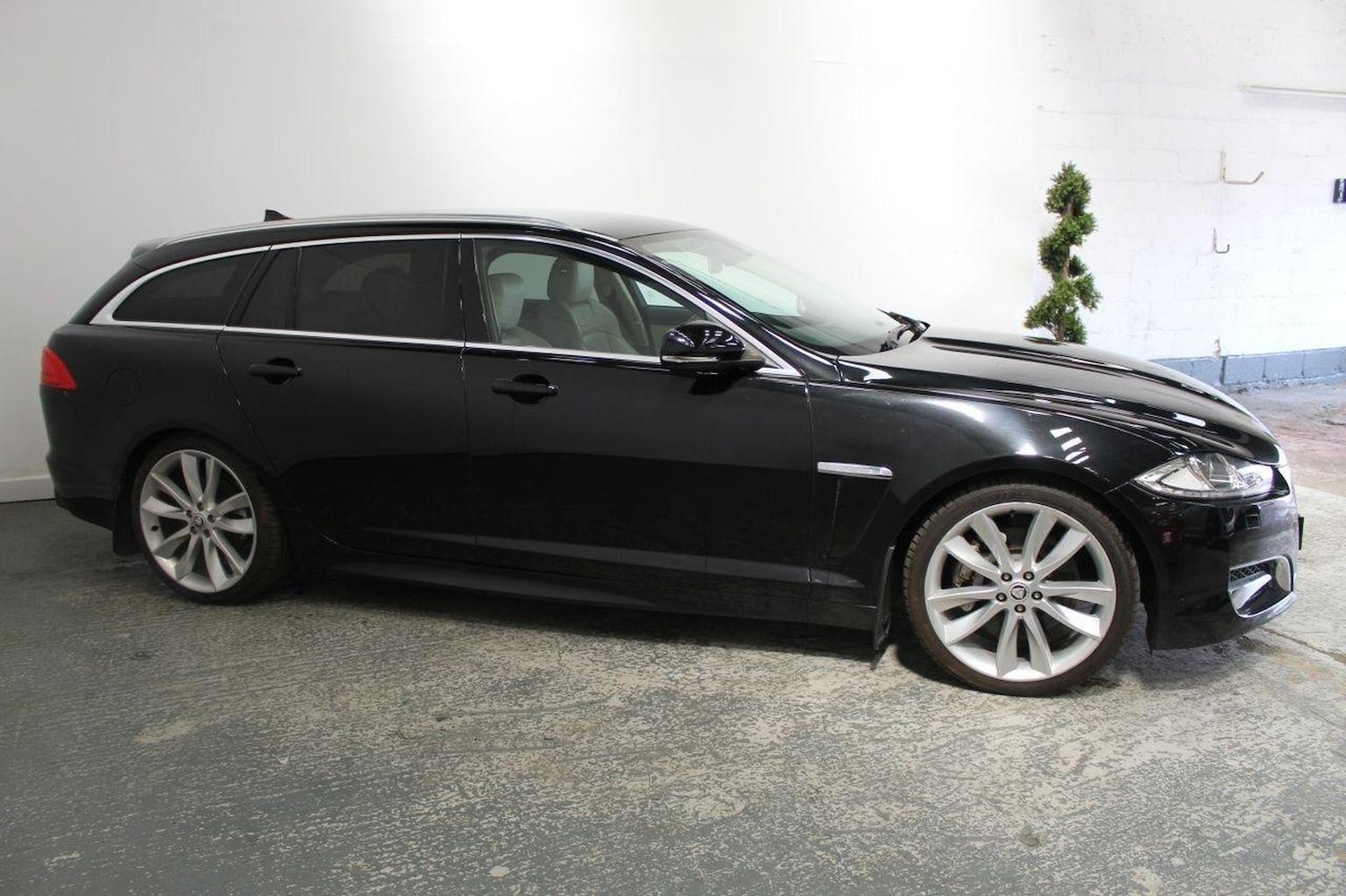 Used Jaguar XF 2013 for sale - 76186596: Photo 4