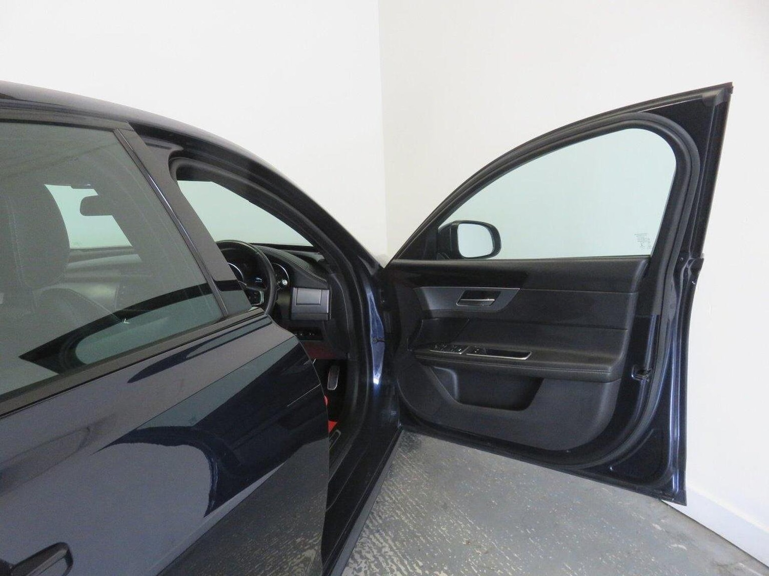 Used Jaguar XF 2017 for sale - 76082757: Photo 25