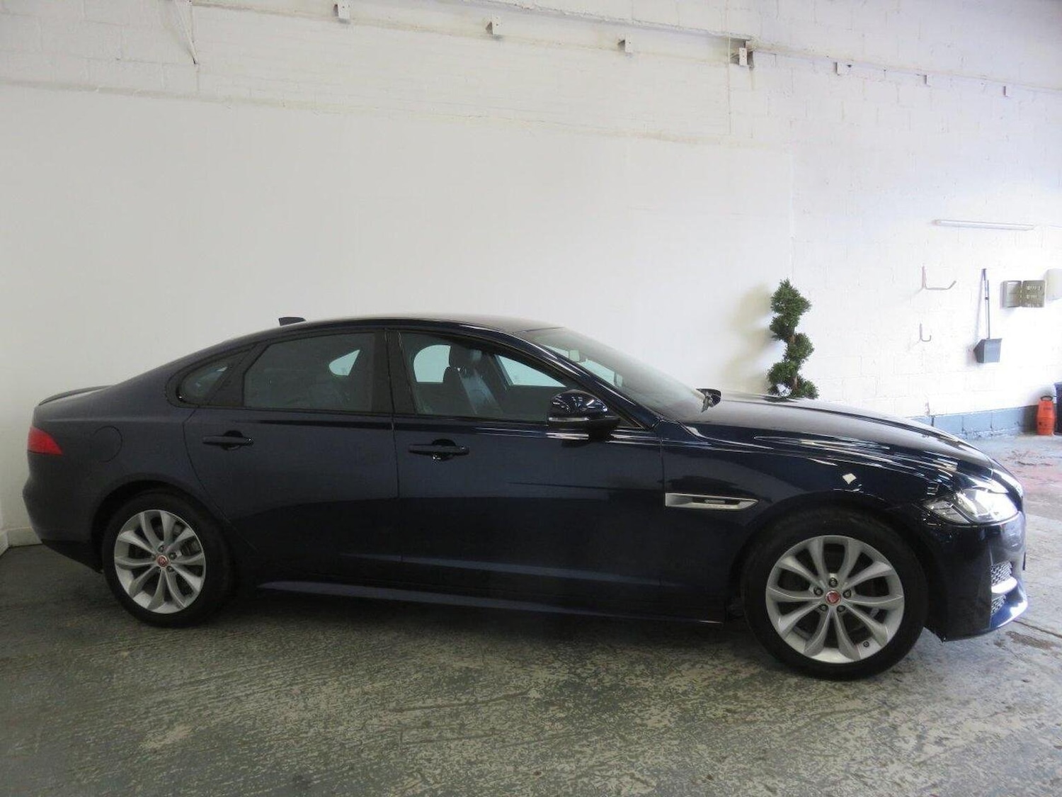 Used Jaguar XF 2017 for sale - 76082757: Photo 4
