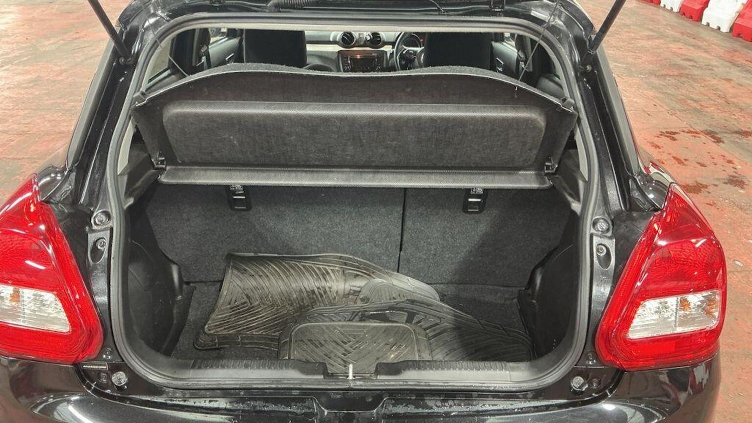 Used Suzuki Swift 2017 for sale - 76380324: Photo 10