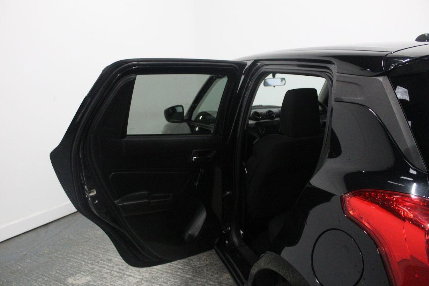 Used Suzuki Swift 2017 for sale - 76380324: Photo 26