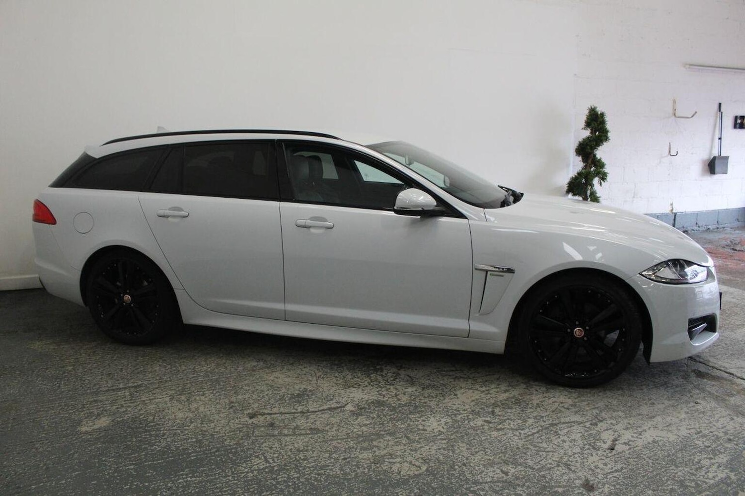 Used Jaguar XF 2015 for sale - 77937898: Photo 4