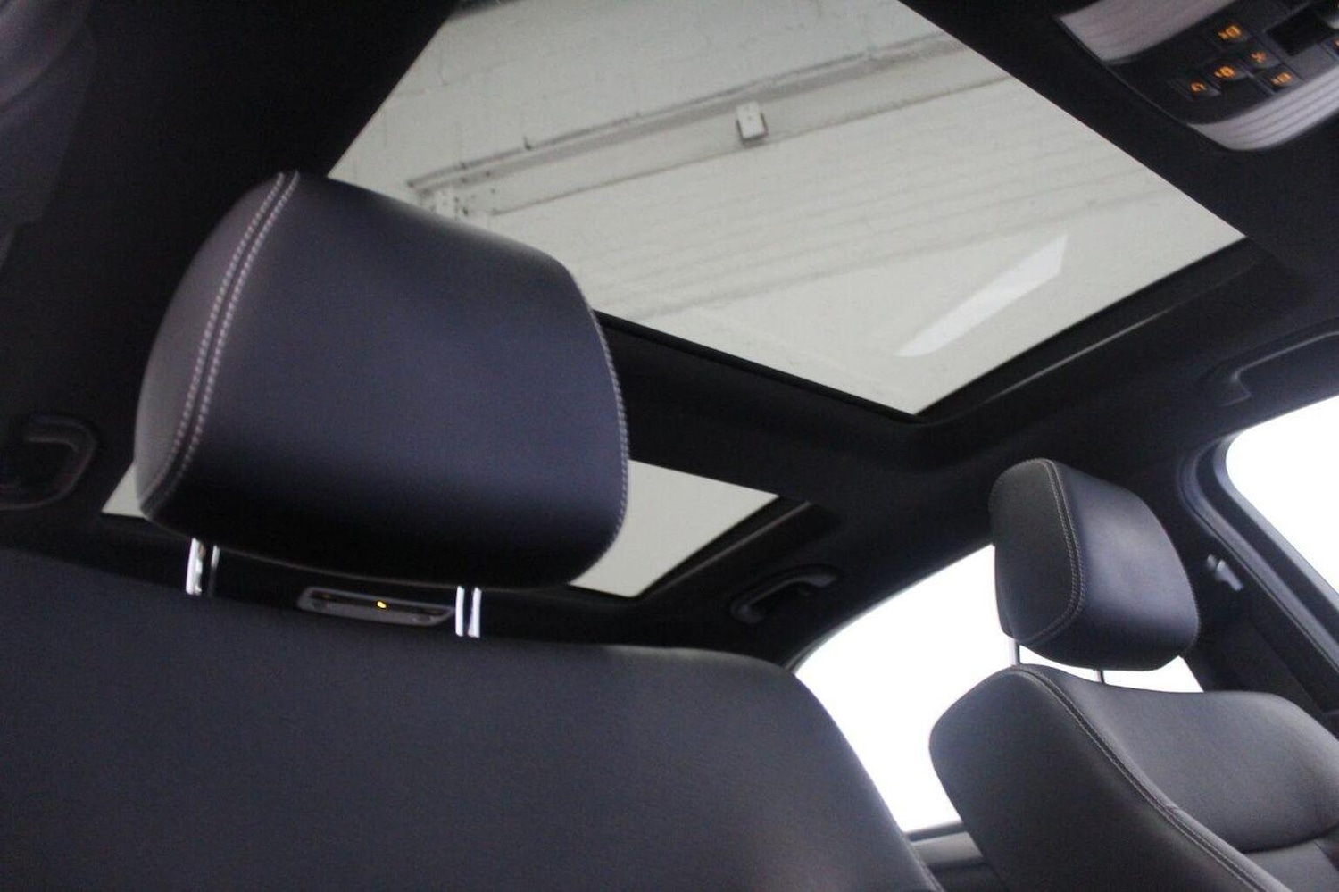 Used Mercedes-Benz E Class 2015 for sale - 77937933: Photo 21