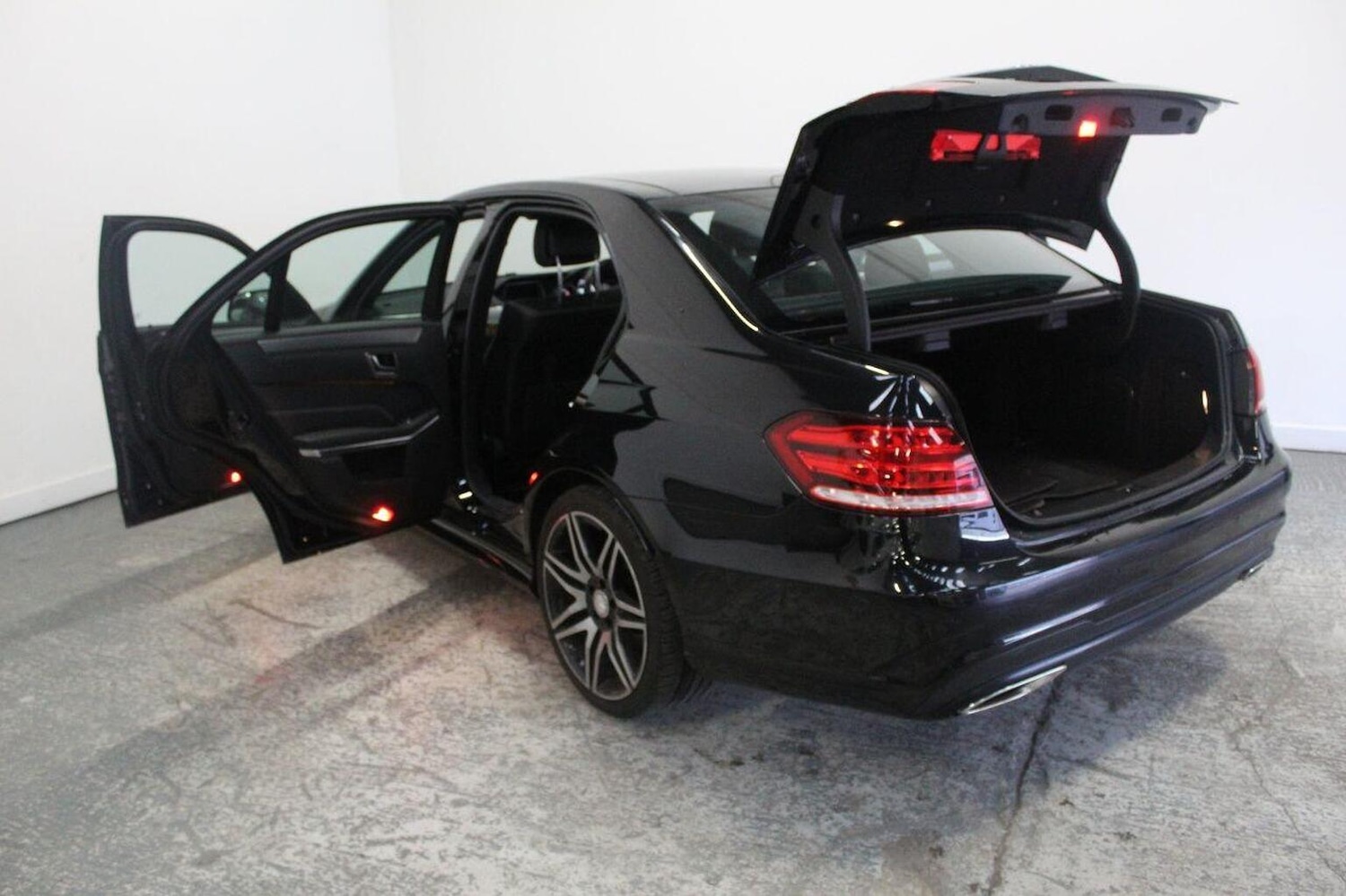 Used Mercedes-Benz E Class 2015 for sale - 77937933: Photo 23