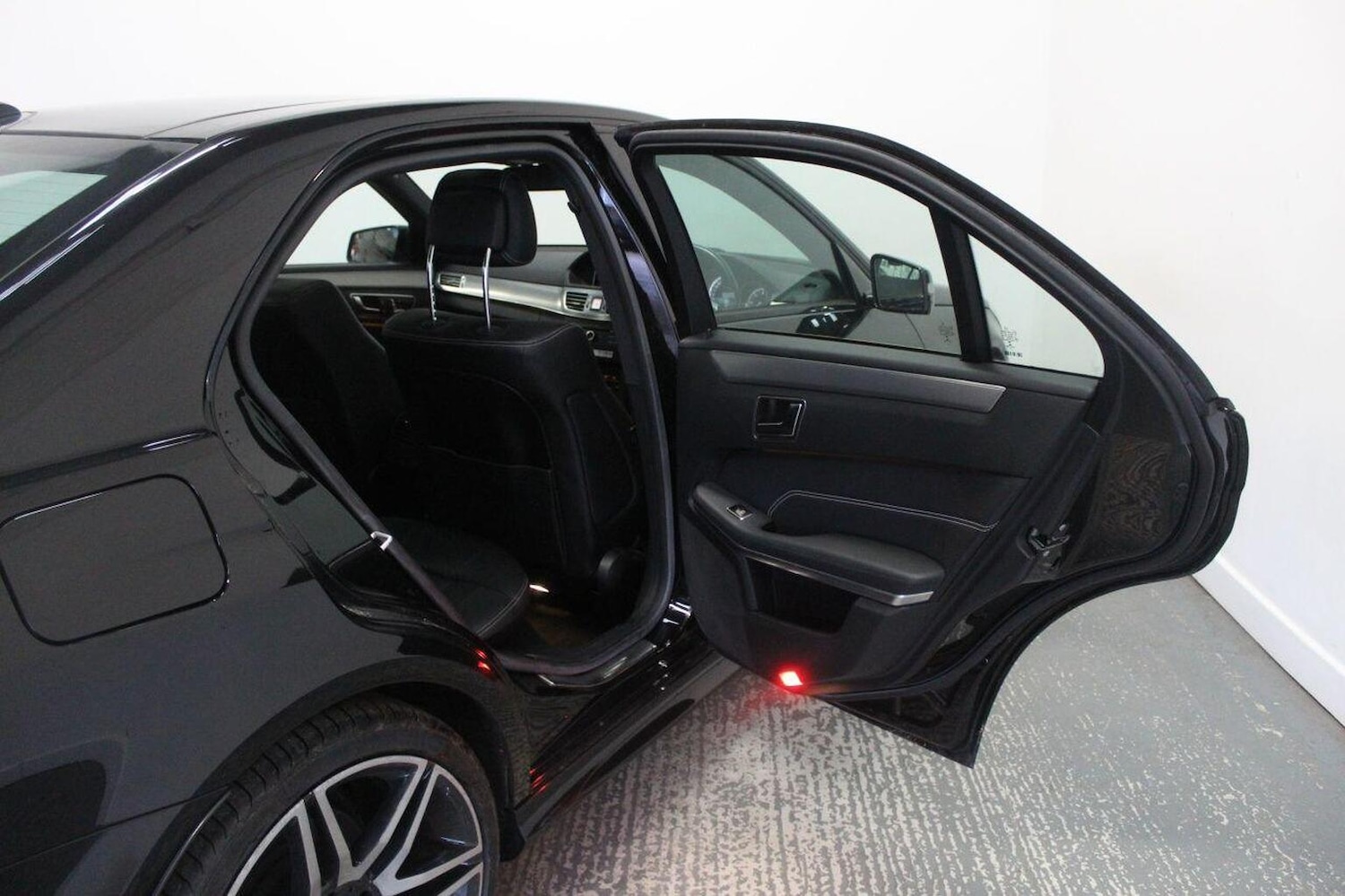 Used Mercedes-Benz E Class 2015 for sale - 77937933: Photo 28