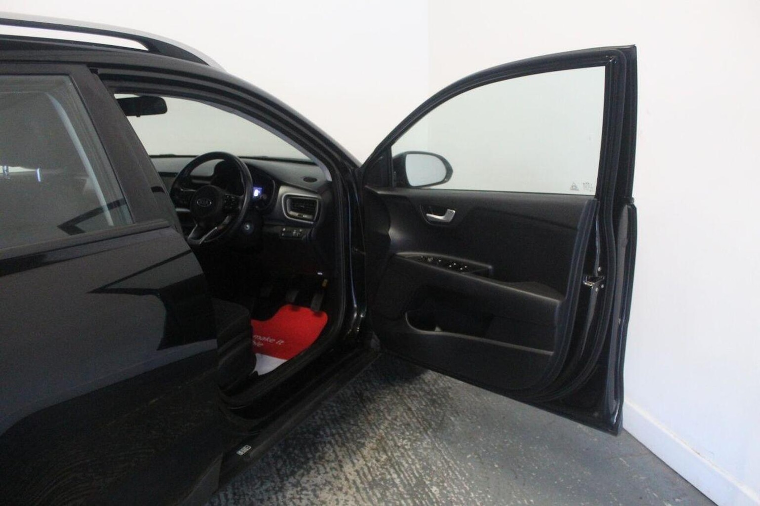 Used Kia Stonic 2018 for sale - 76941759: Photo 24