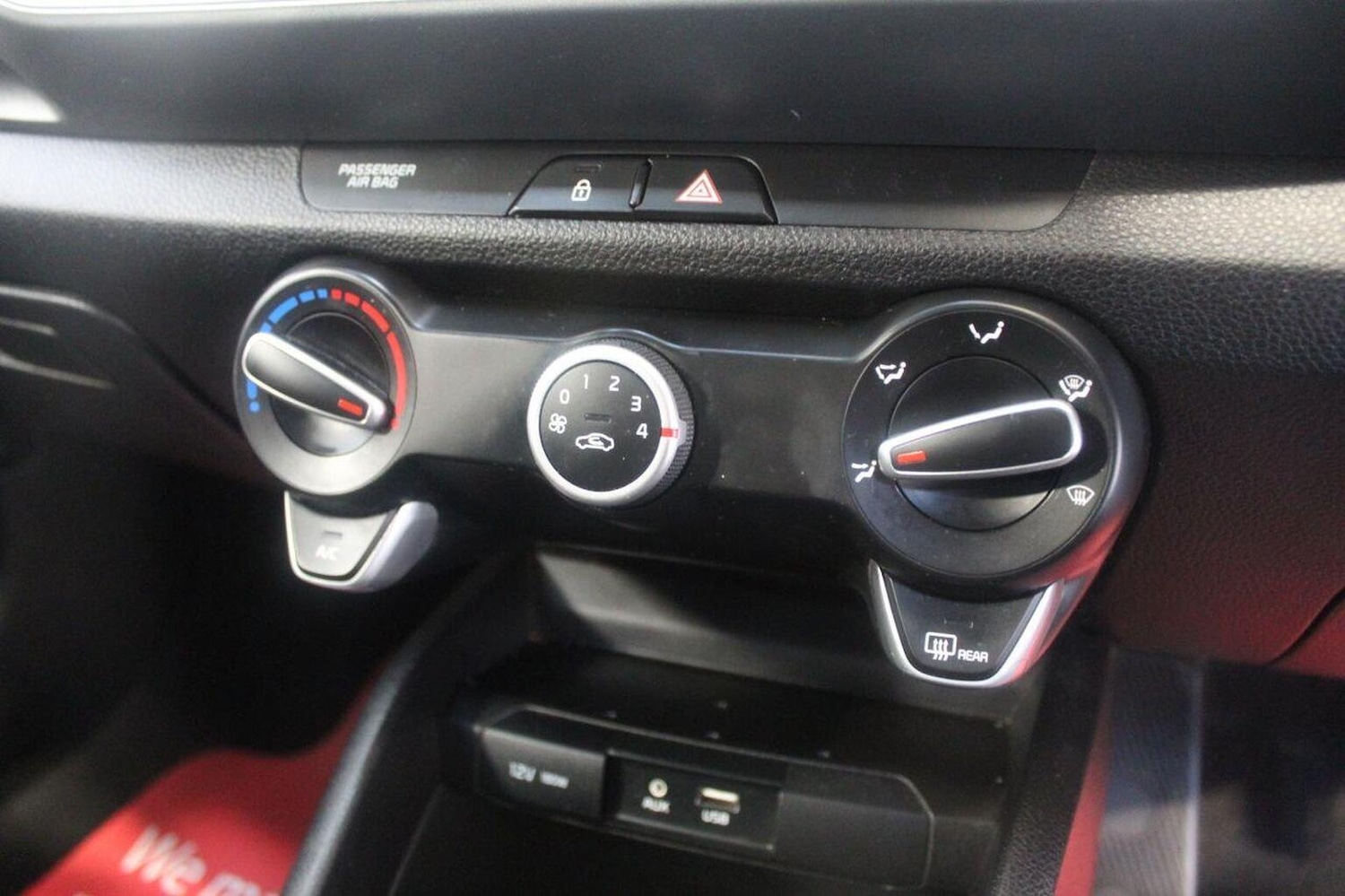 Used Kia Stonic 2018 for sale - 76941759: Photo 38