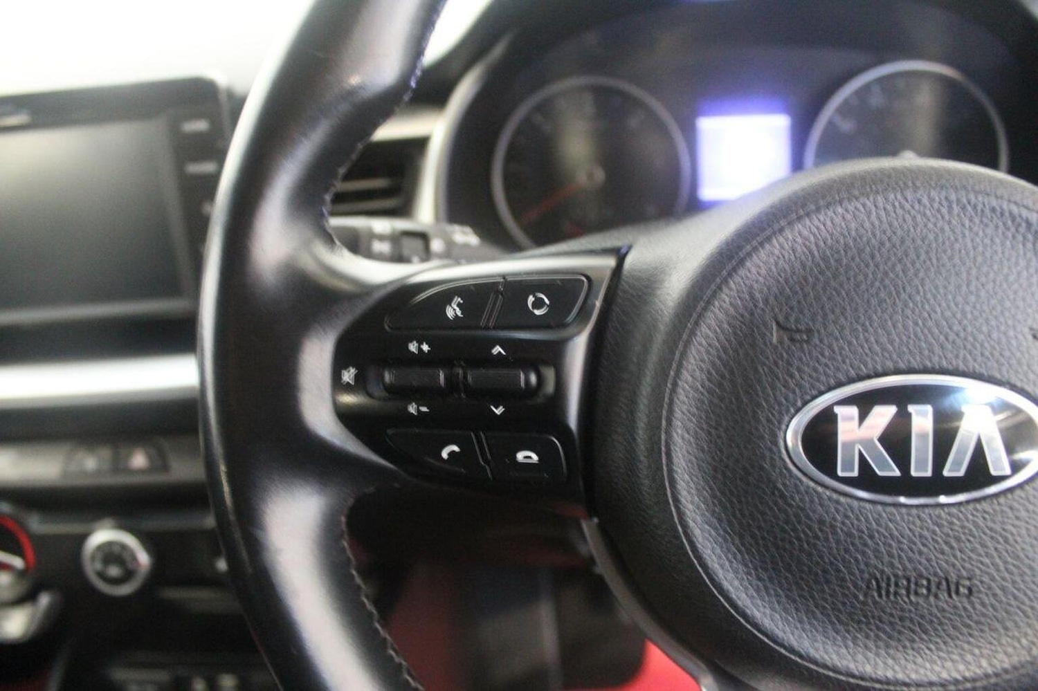 Used Kia Stonic 2018 for sale - 76941759: Photo 42