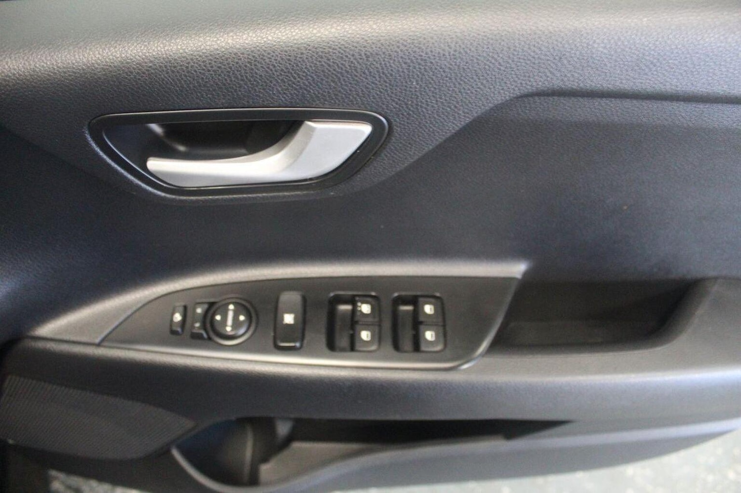 Used Kia Stonic 2018 for sale - 76941759: Photo 45