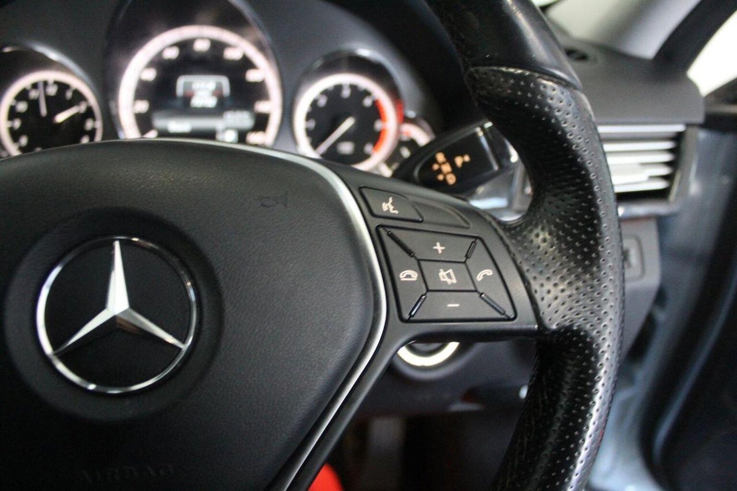 Used Mercedes-Benz E Class 2013 for sale - 76252349: Photo 45