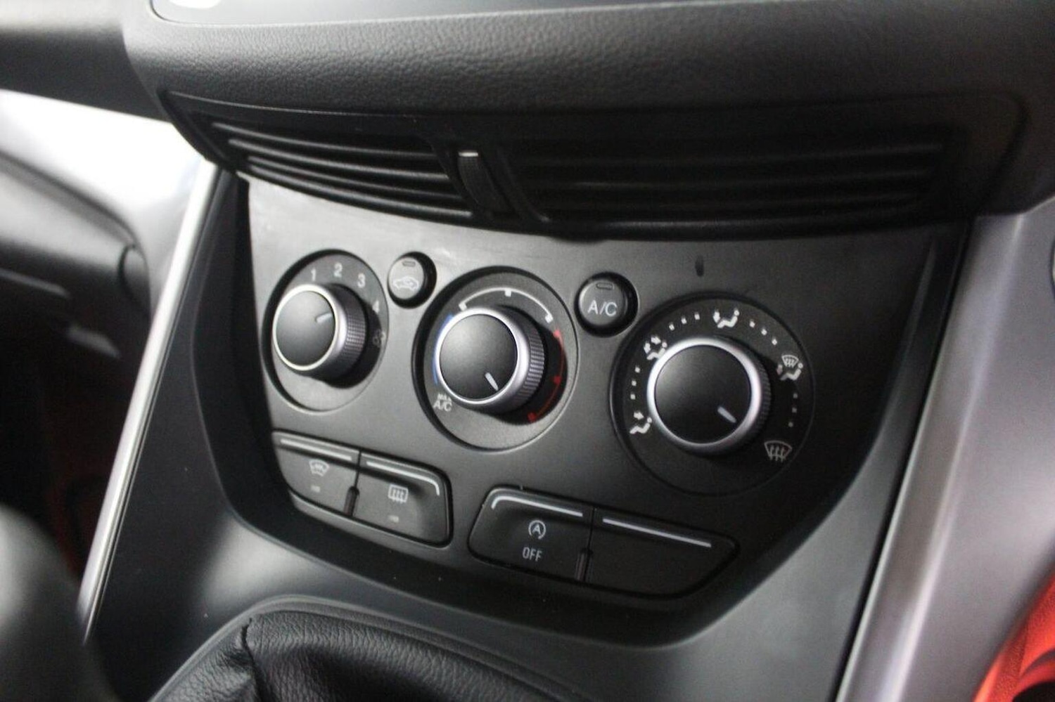 Used Ford Kuga 2015 for sale - 76863846: Photo 41