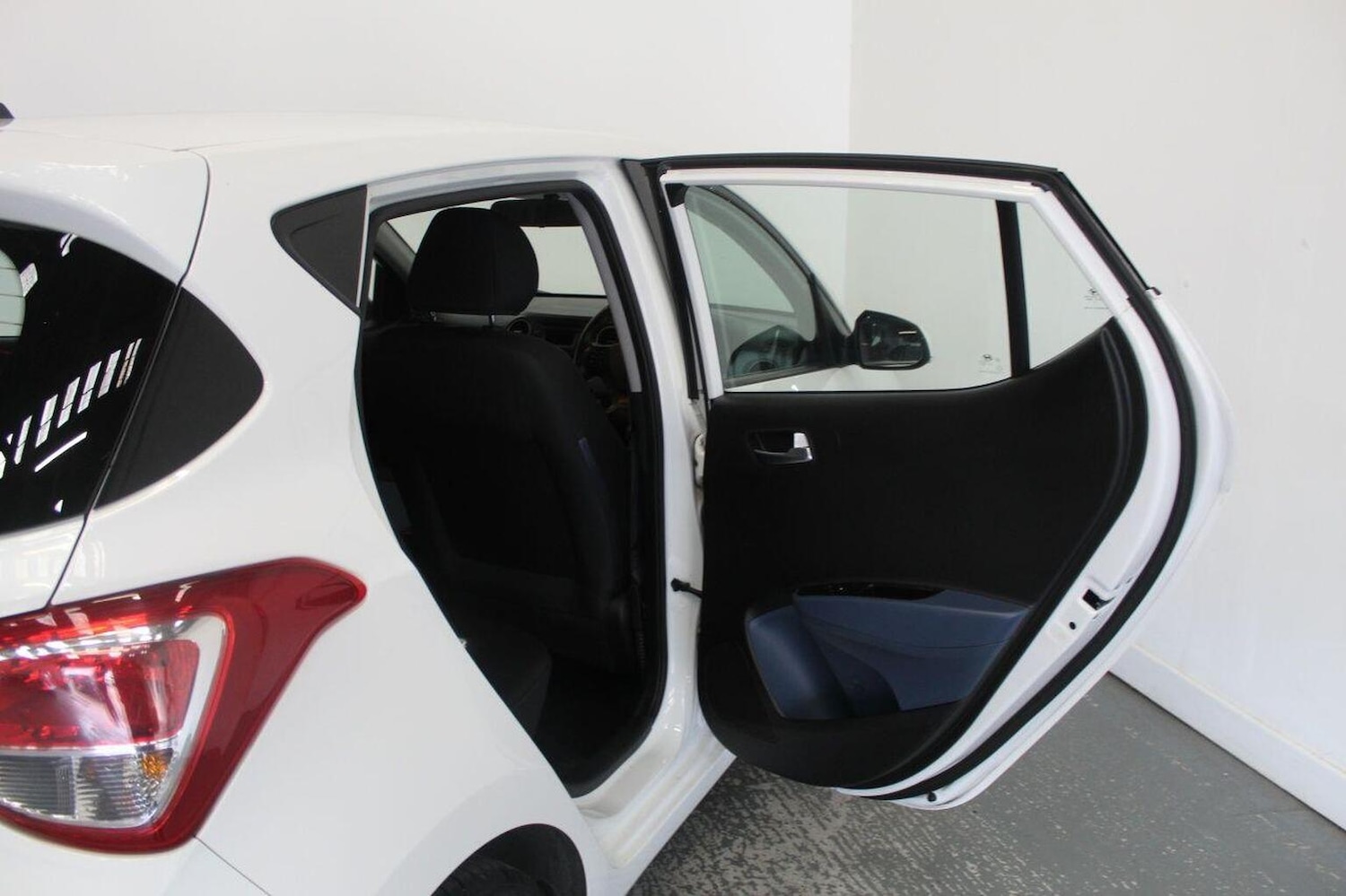 Used Hyundai i10 2014 for sale - 76793837: Photo 24