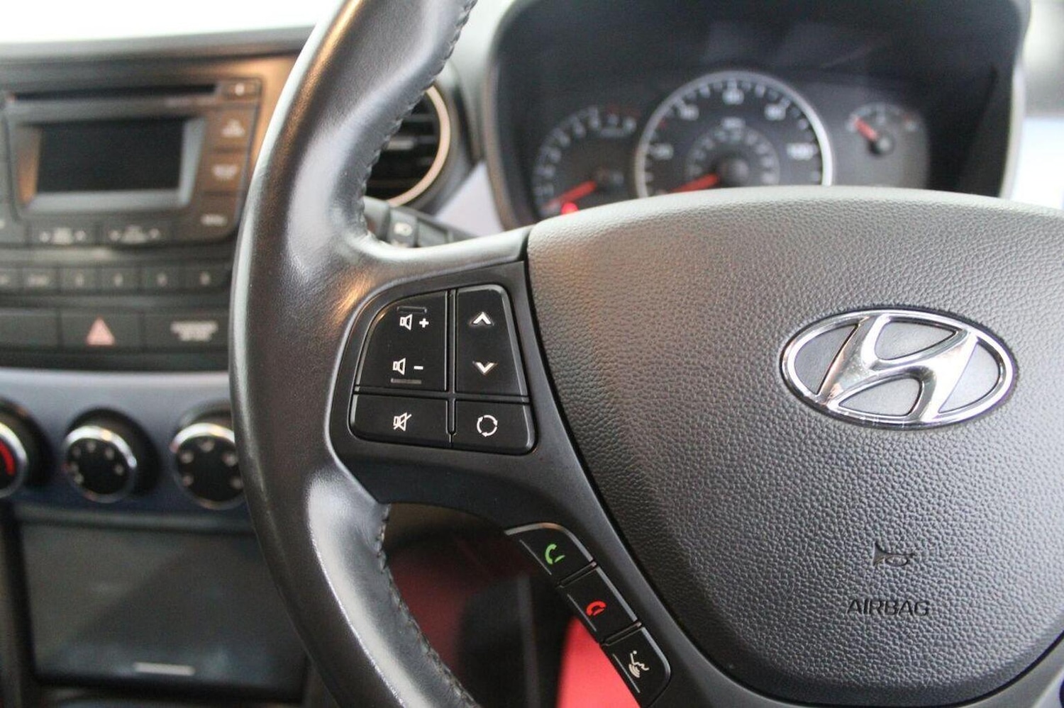 Used Hyundai i10 2014 for sale - 76793837: Photo 41