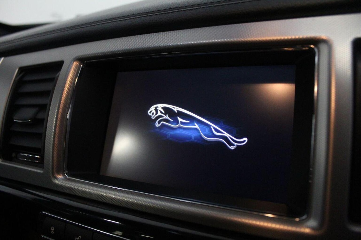 Used Jaguar XF 2015 for sale - 76380328: Photo 34