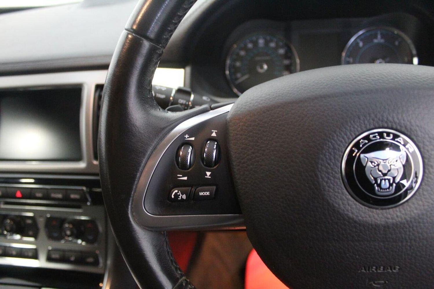 Used Jaguar XF 2015 for sale - 76380328: Photo 45