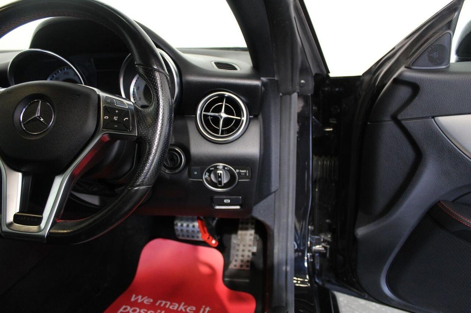 Used Mercedes-Benz SLK 2011 for sale - 77937929: Photo 43