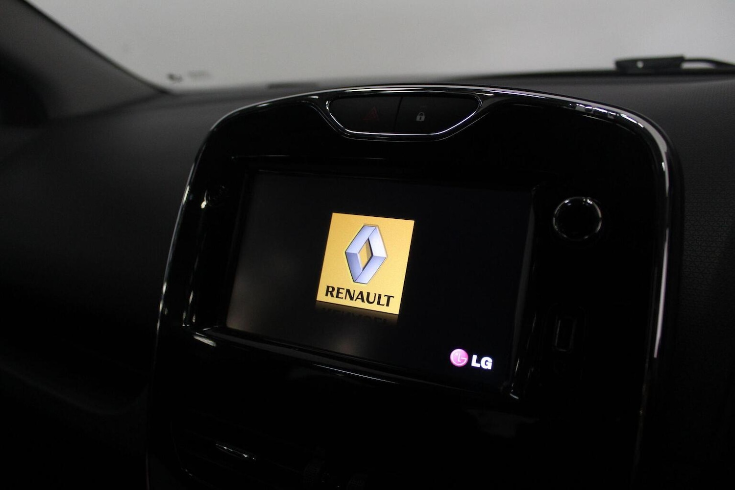 Used Renault Clio 2015 for sale - 77938052: Photo 32