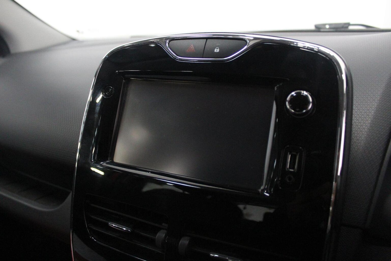 Used Renault Clio 2015 for sale - 77938052: Photo 37