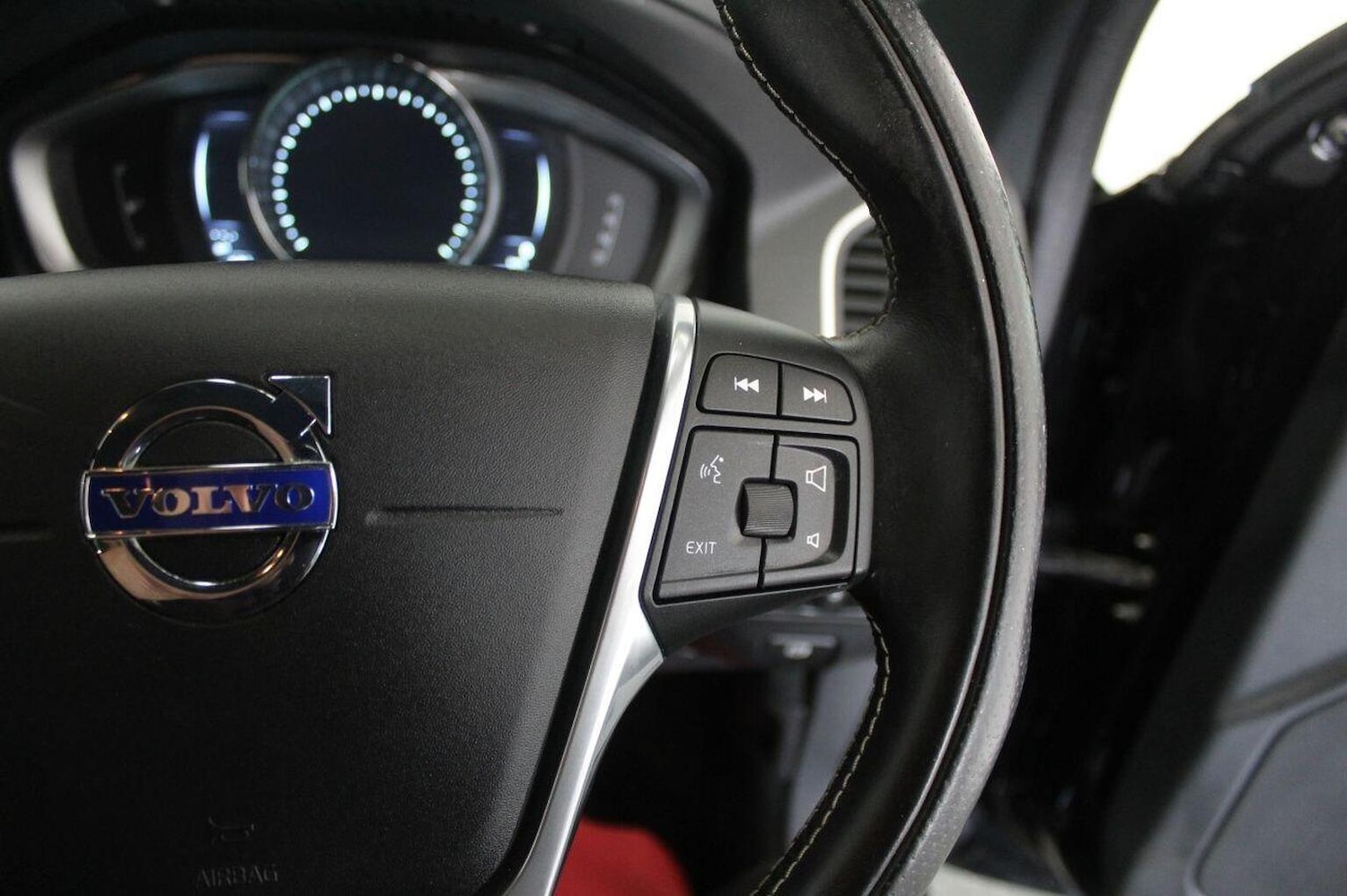 Used Volvo XC60 2015 for sale - 77937955: Photo 46