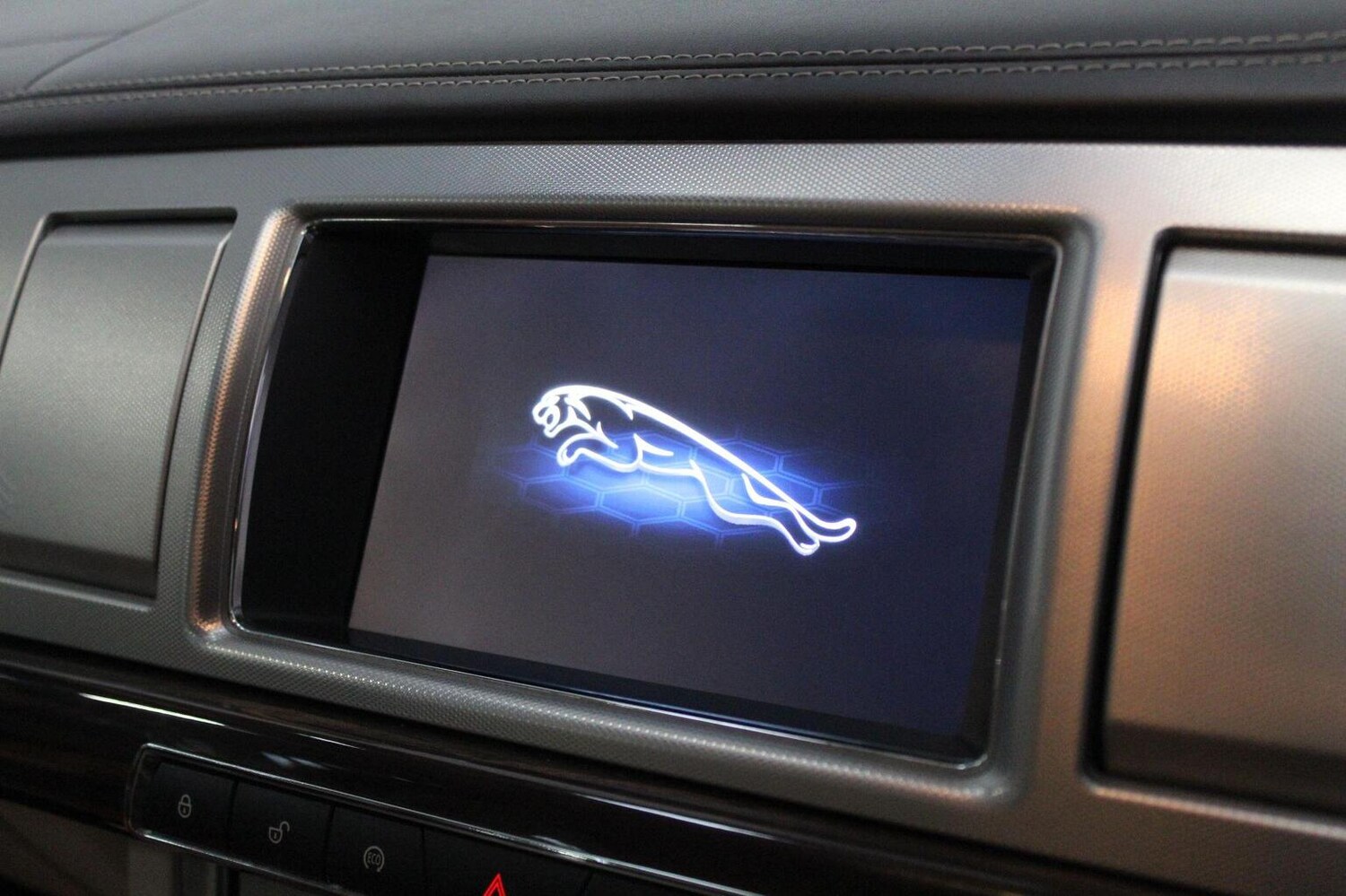 Used Jaguar XF 2015 for sale - 78213547: Photo 32