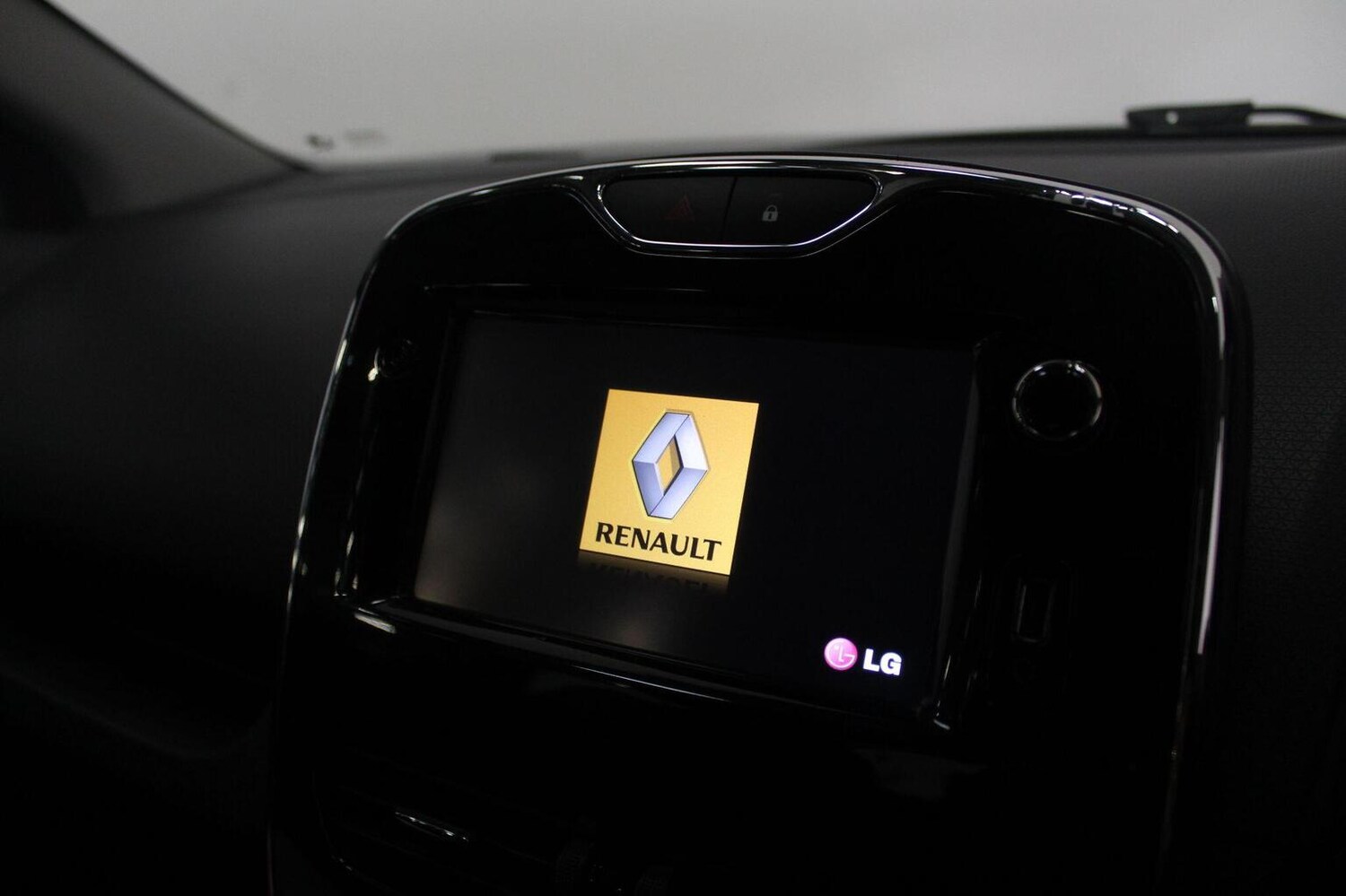 Used Renault Clio 2015 for sale - 78057031: Photo 32