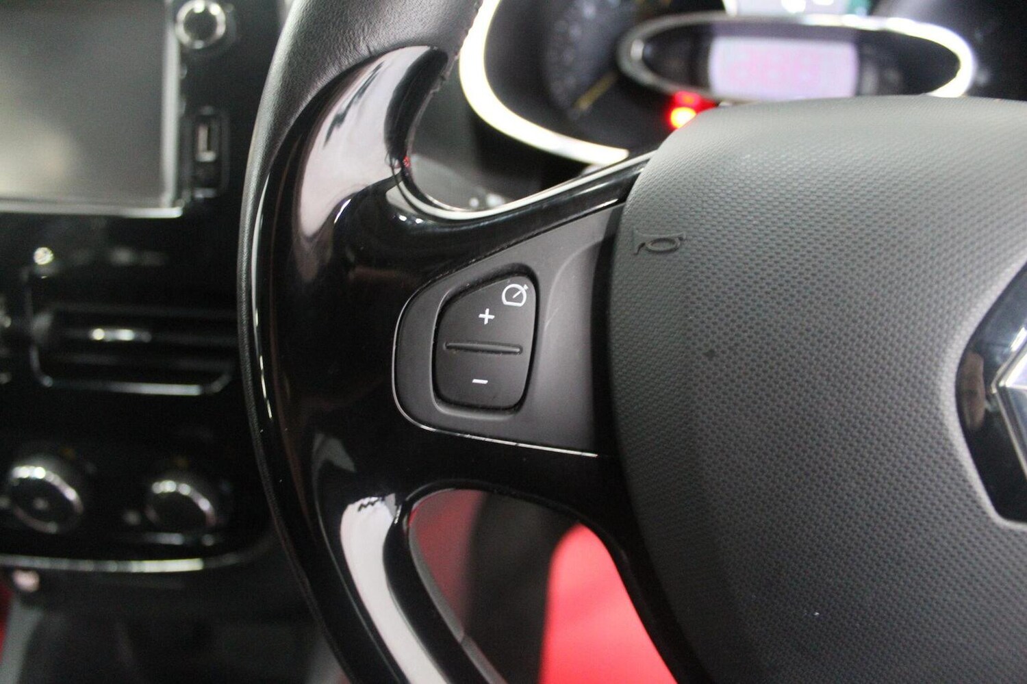 Used Renault Clio 2015 for sale - 78057031: Photo 42