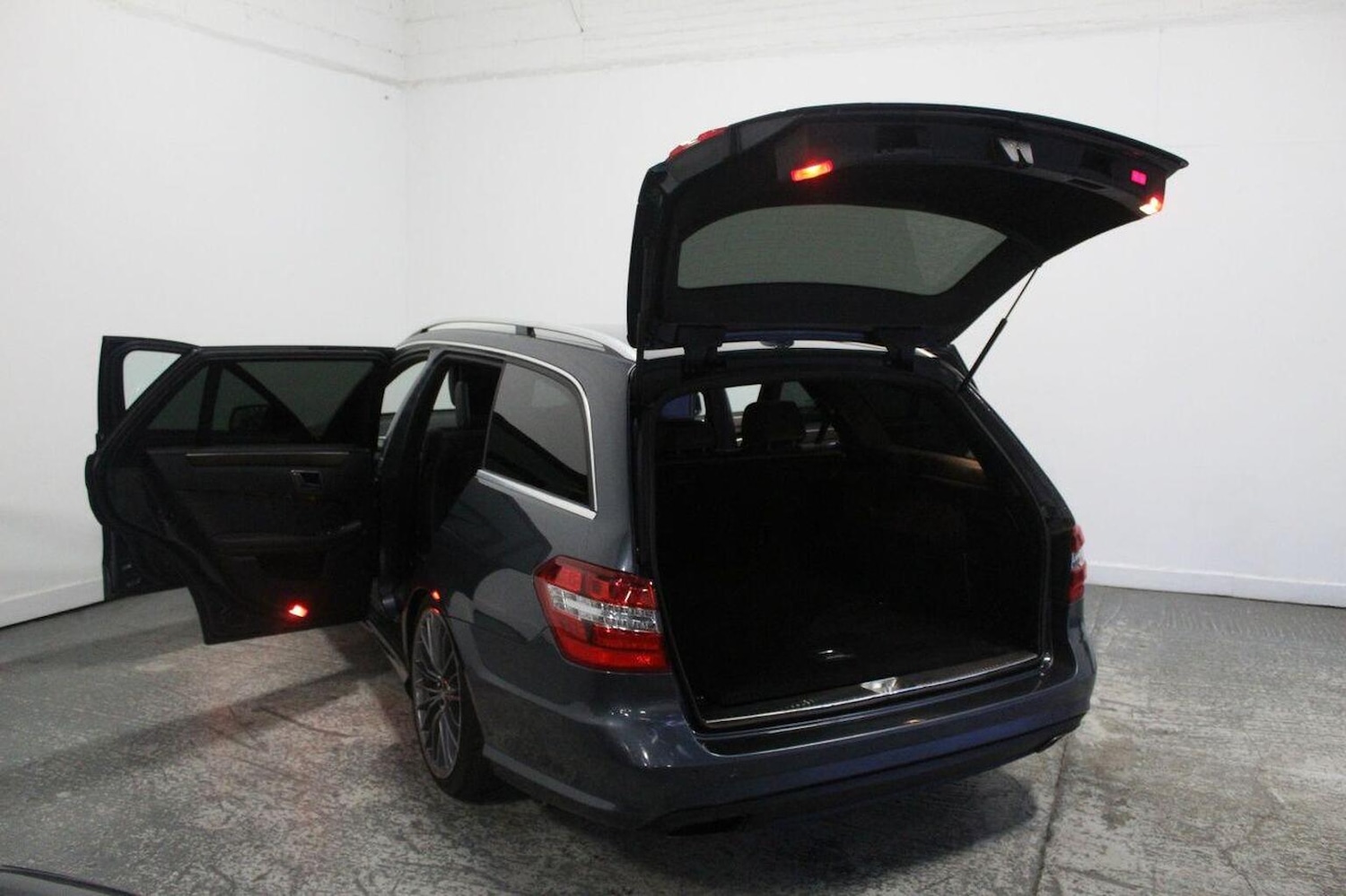 Used Mercedes-Benz E Class 2012 for sale - 77937895: Photo 21