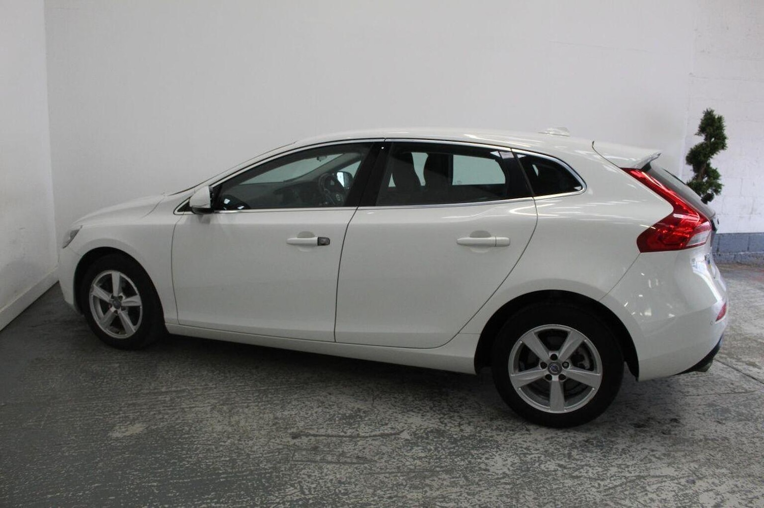 Used Volvo V40 2015 for sale - 76957881: Photo 11