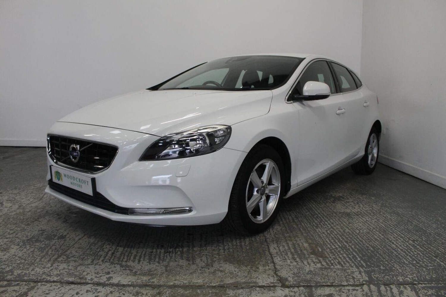 Used Volvo V40 2015 for sale - 76957881: Photo 2
