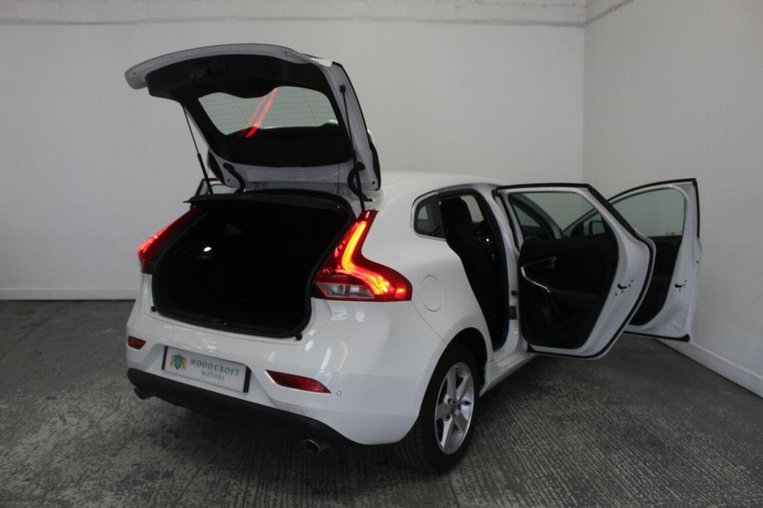 Used Volvo V40 2015 for sale - 76957881: Photo 21