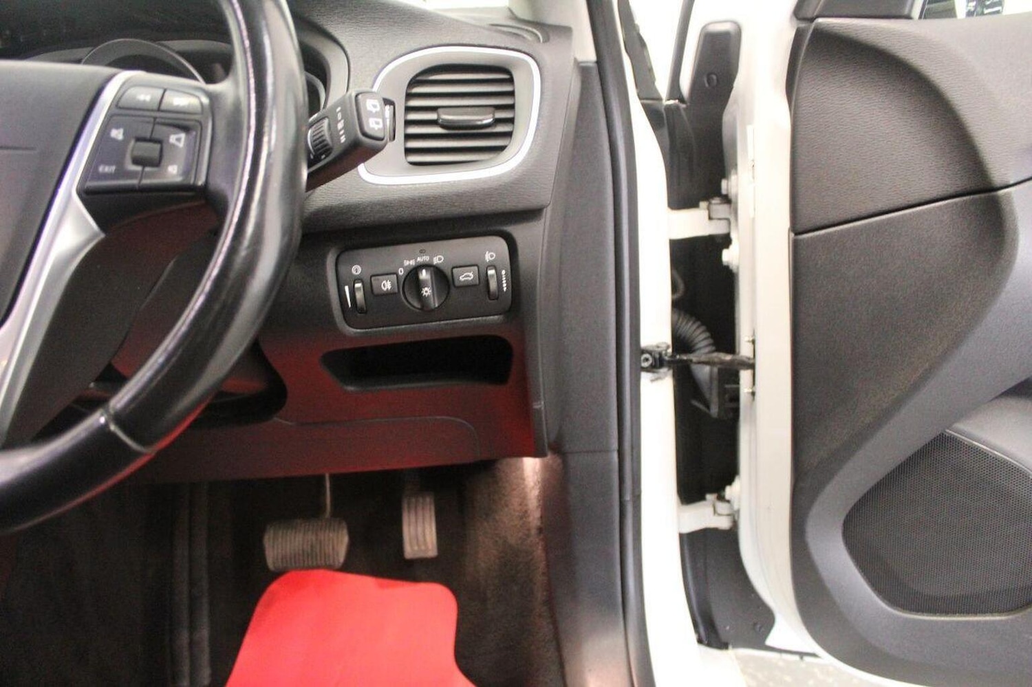 Used Volvo V40 2015 for sale - 76957881: Photo 45