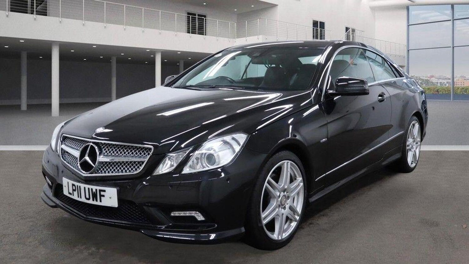 Used Mercedes-Benz E Class 2011 for sale - 77350133: Photo 2