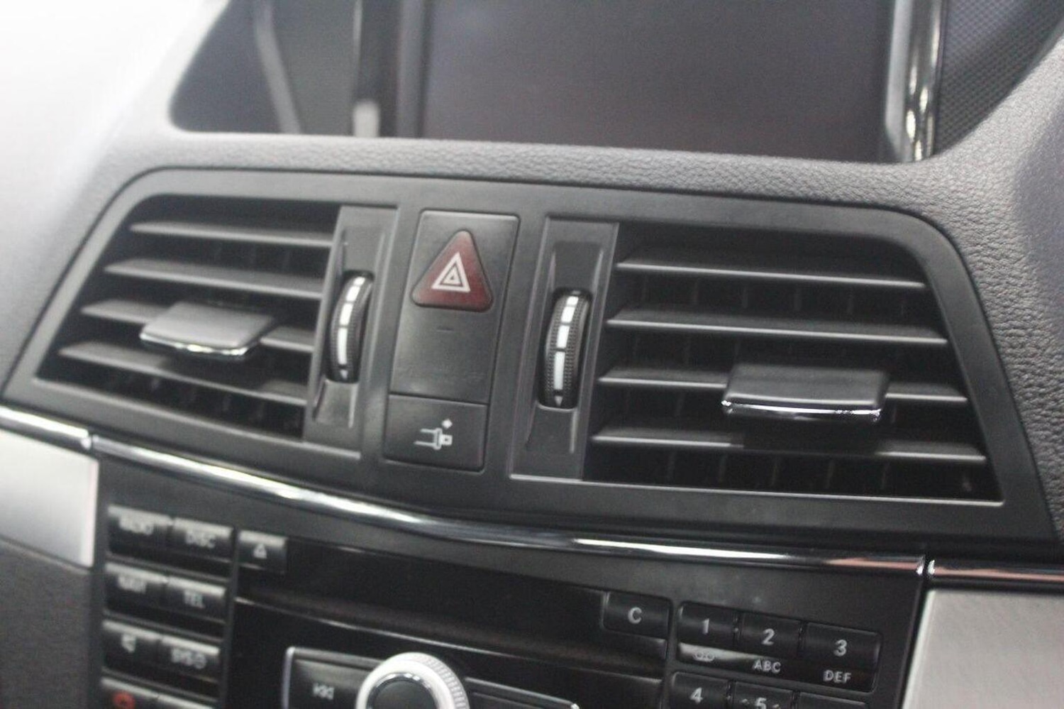 Used Mercedes-Benz E Class 2011 for sale - 77350133: Photo 40