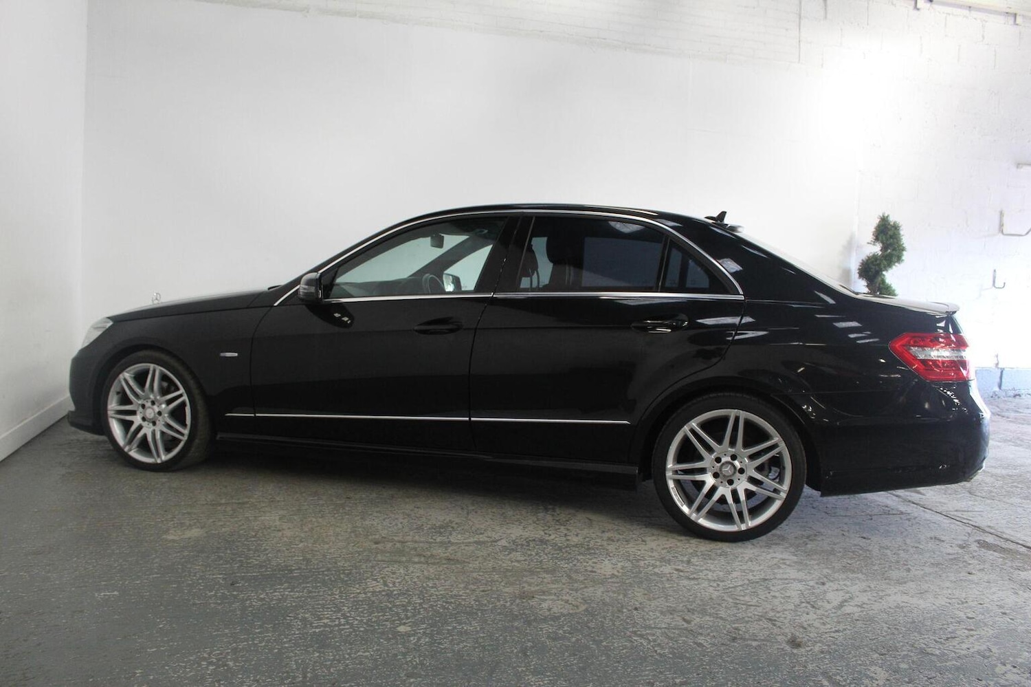 Used Mercedes-Benz E Class 2012 for sale - 77937951: Photo 10
