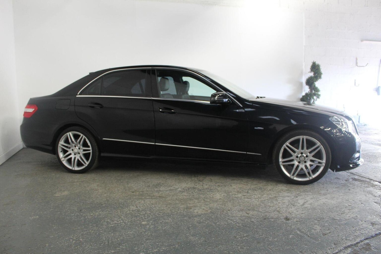 Used Mercedes-Benz E Class 2012 for sale - 77937951: Photo 4