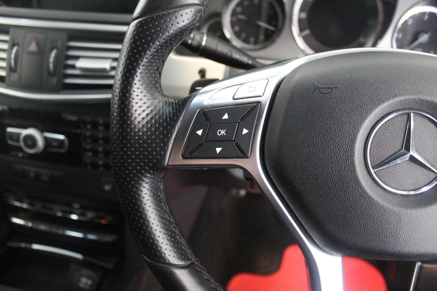 Used Mercedes-Benz E Class 2012 for sale - 77937951: Photo 43