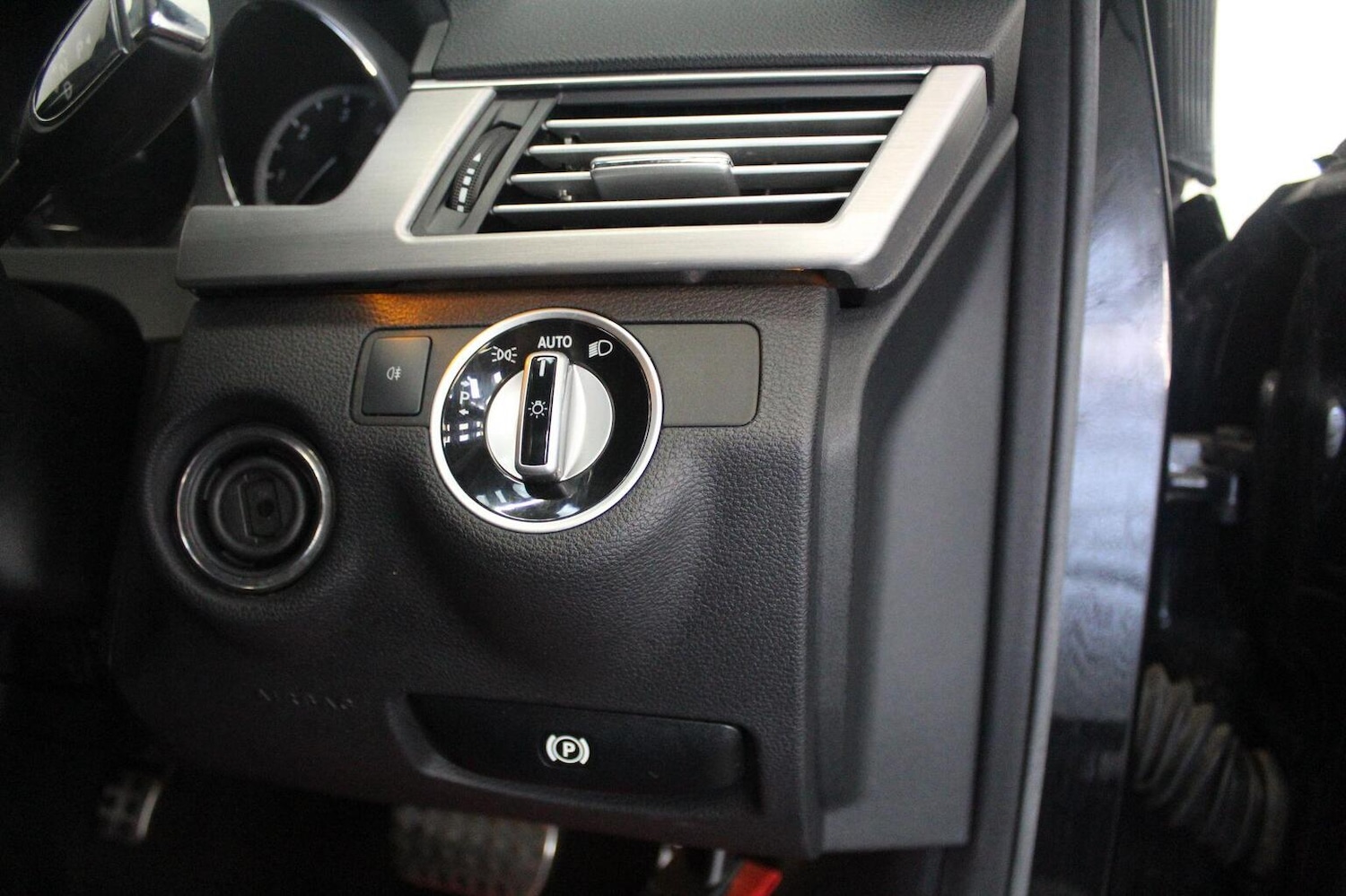 Used Mercedes-Benz E Class 2012 for sale - 77937951: Photo 45