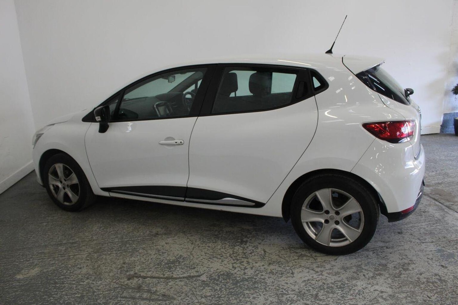 Used Renault Clio 2015 for sale - 77937908: Photo 10