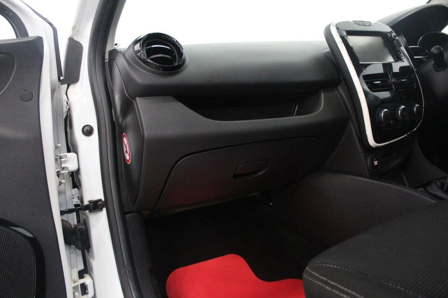 Used Renault Clio 2015 for sale - 77937908: Photo 27