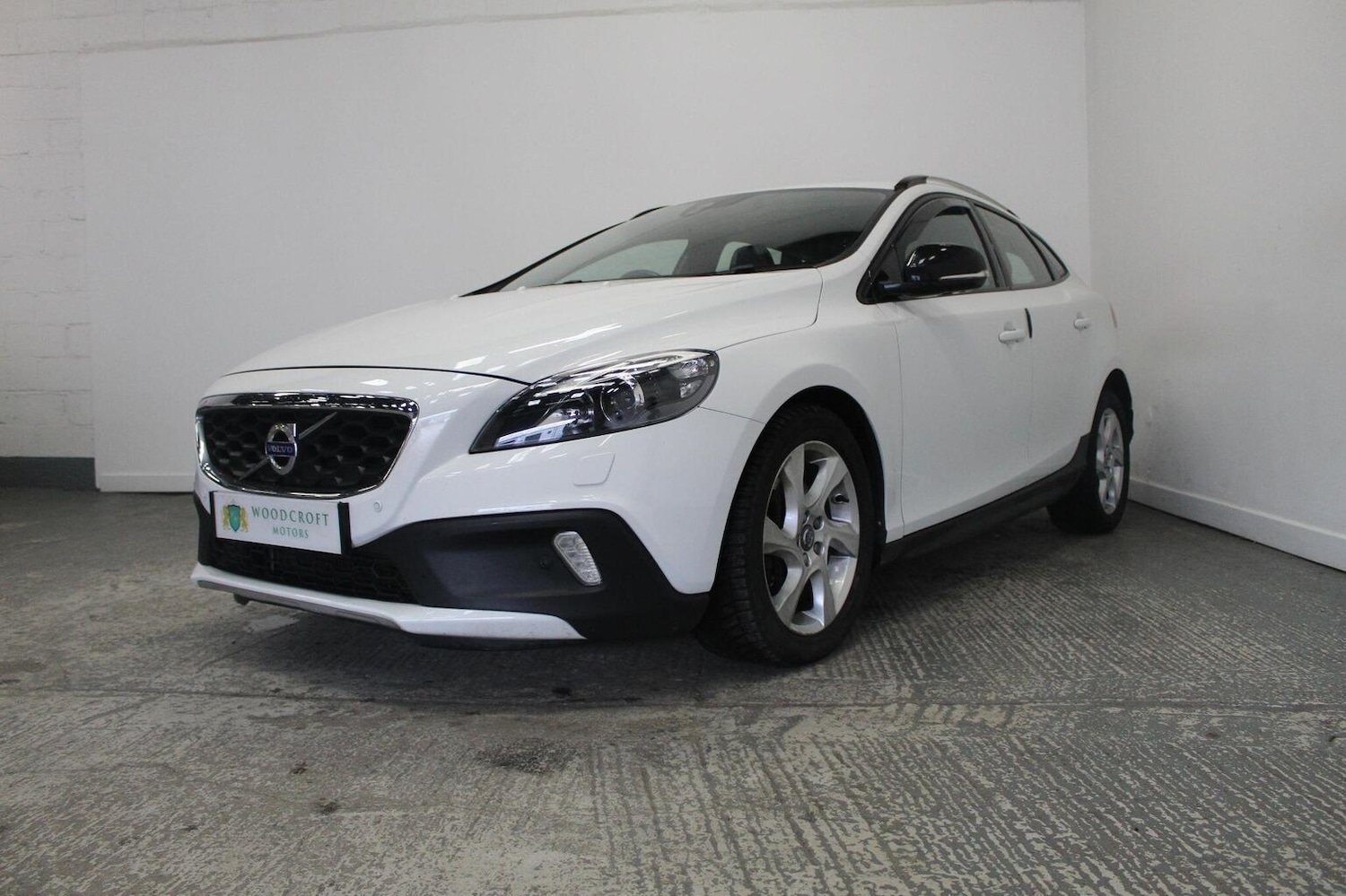 Used Volvo V40 2015 for sale - 77938019: Photo 2