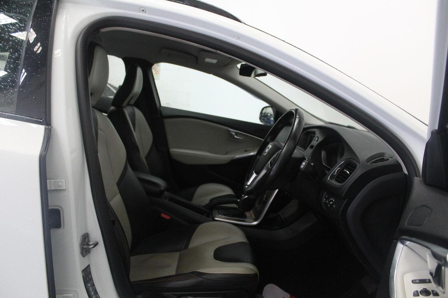 Used Volvo V40 2015 for sale - 77938019: Photo 30