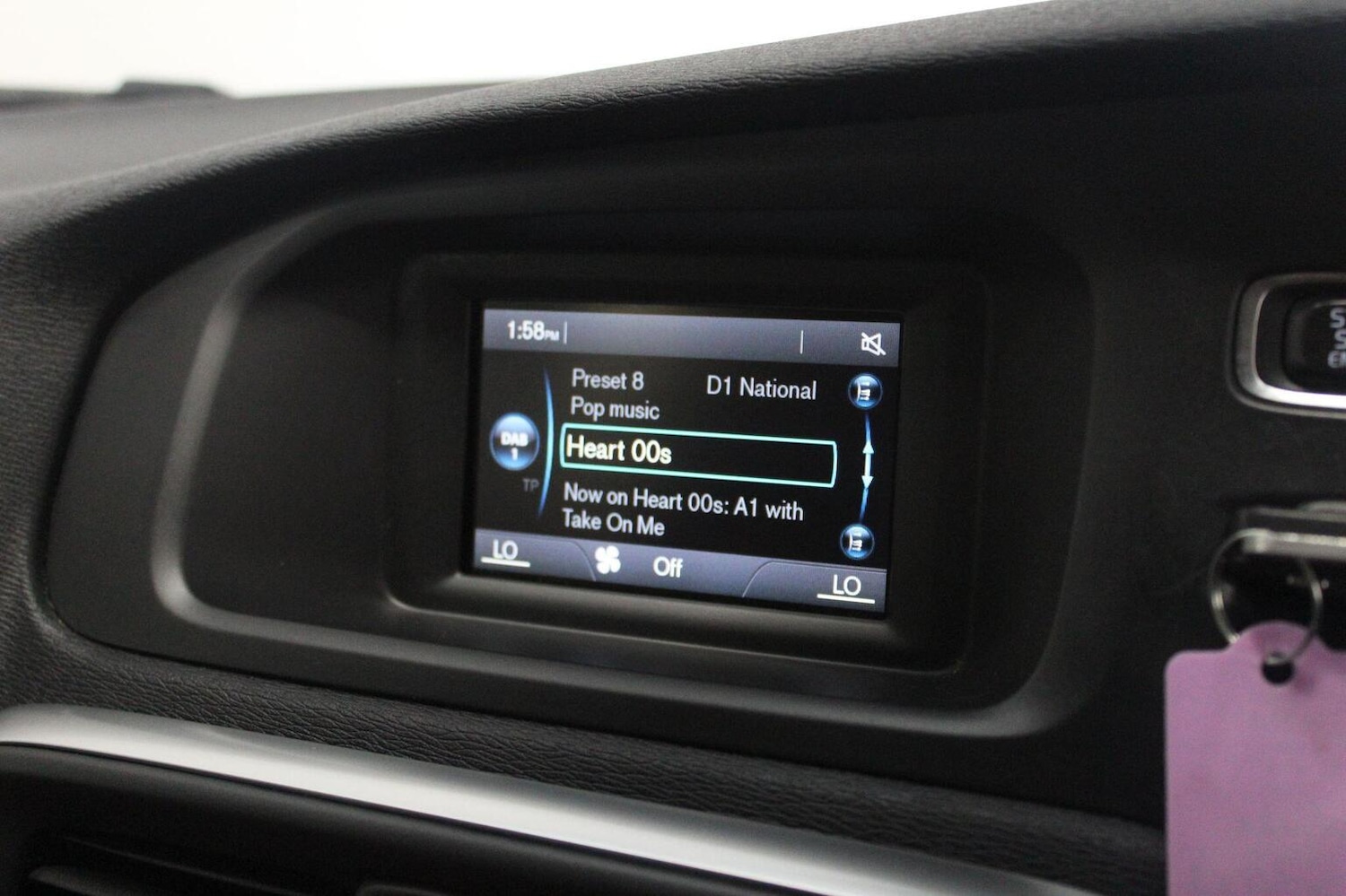 Used Volvo V40 2015 for sale - 77938019: Photo 35