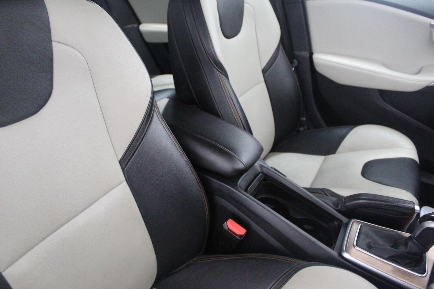 Used Volvo V40 2015 for sale - 77938019: Photo 41