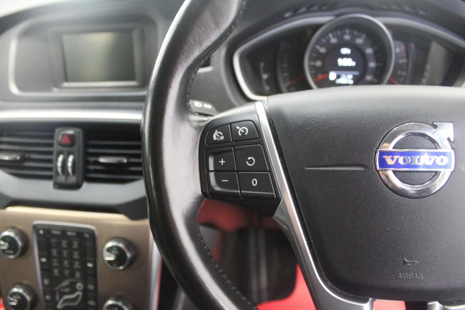 Used Volvo V40 2015 for sale - 77938019: Photo 43