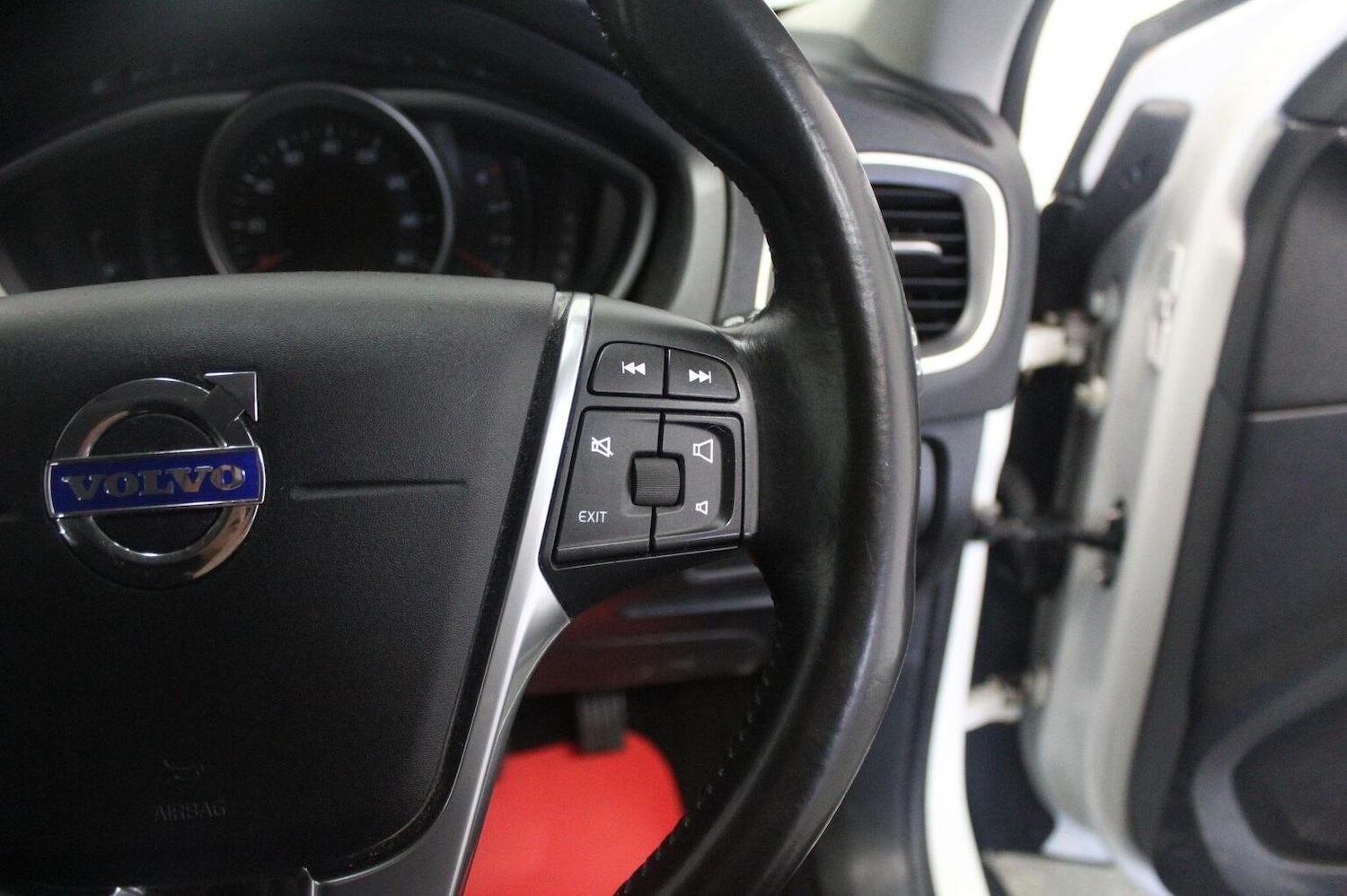 Used Volvo V40 2015 for sale - 77938019: Photo 44