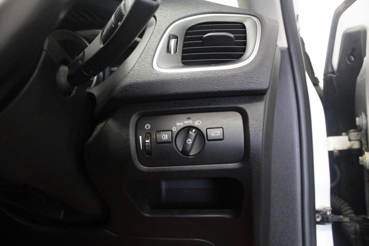 Used Volvo V40 2015 for sale - 77938019: Photo 45