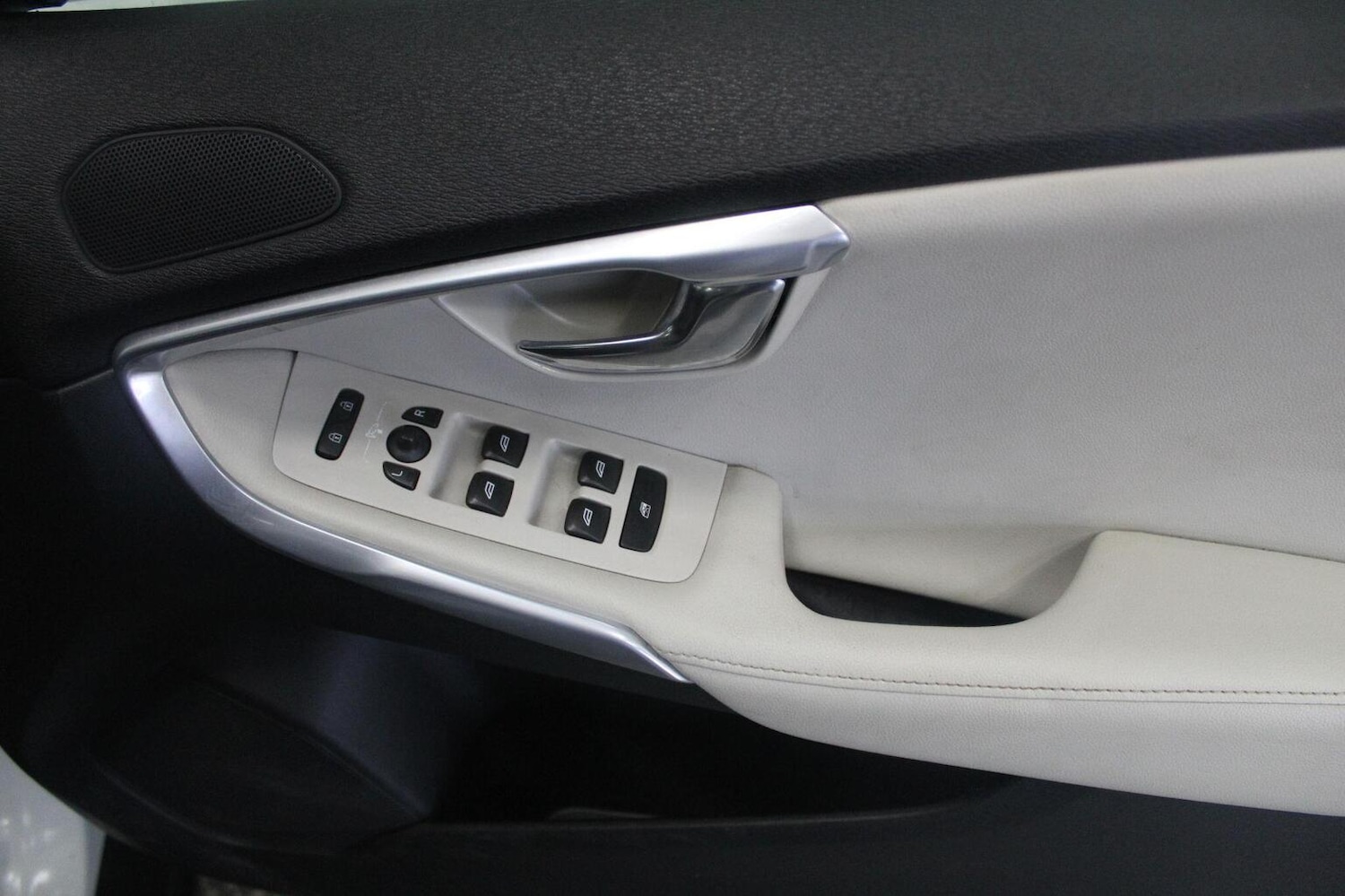 Used Volvo V40 2015 for sale - 77938019: Photo 46